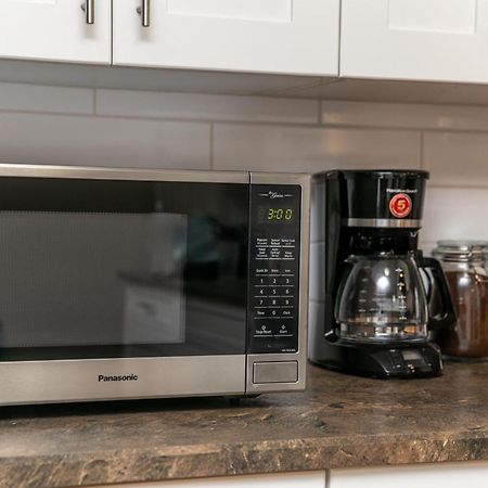 Executive Home - Long Stays Welcome - Garage Parking - Free Wifi & Netflix Edmonton Værelse billede