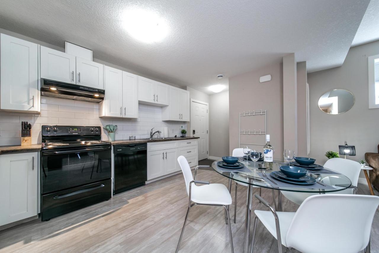 Executive Home - Long Stays Welcome - Garage Parking - Free Wifi & Netflix Edmonton Eksteriør billede