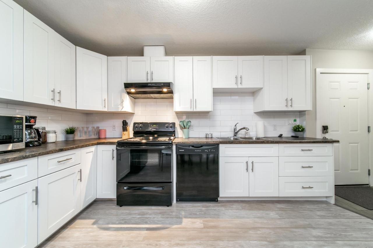 Executive Home - Long Stays Welcome - Garage Parking - Free Wifi & Netflix Edmonton Eksteriør billede