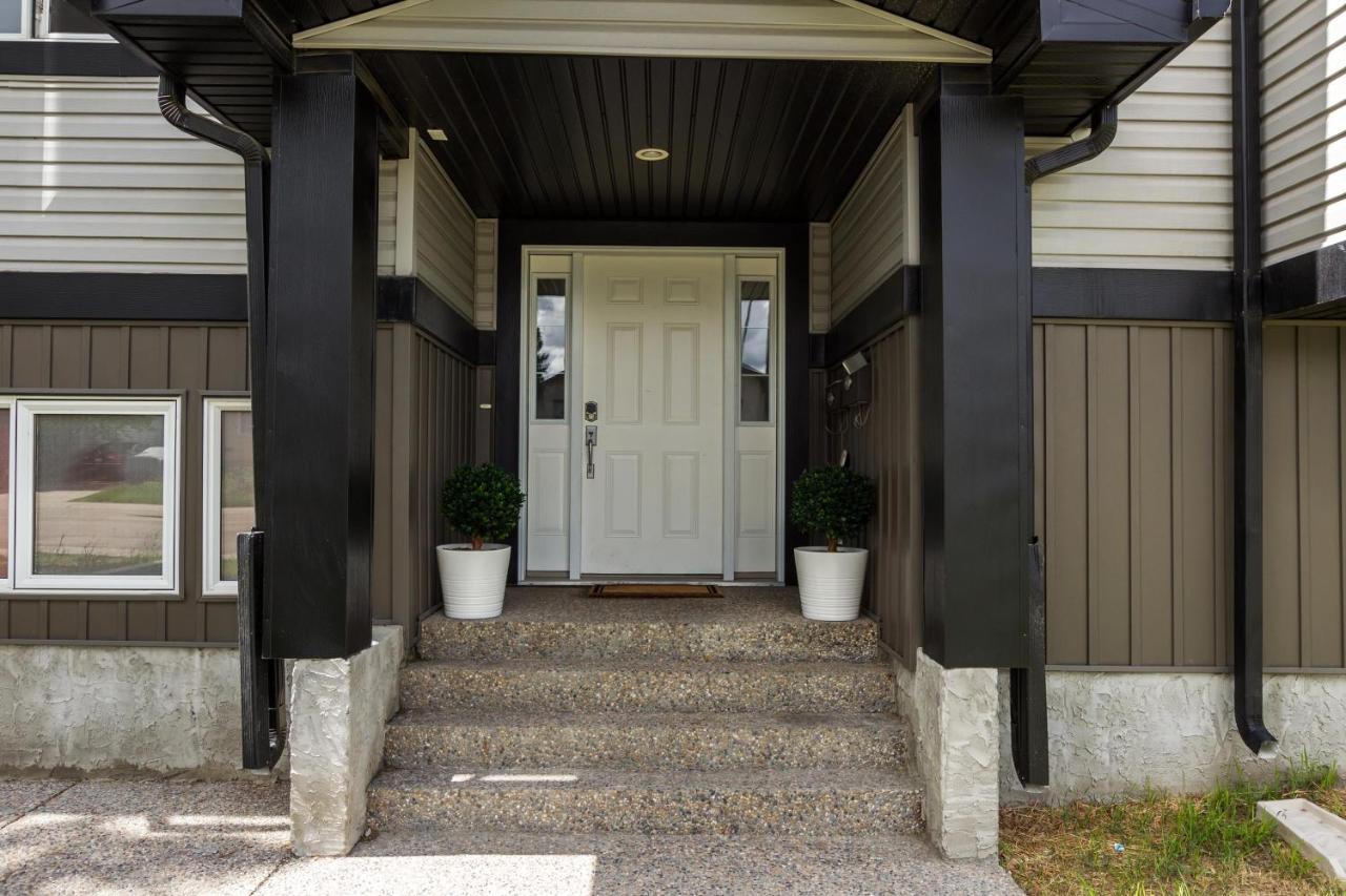 Executive Home - Long Stays Welcome - Garage Parking - Free Wifi & Netflix Edmonton Eksteriør billede