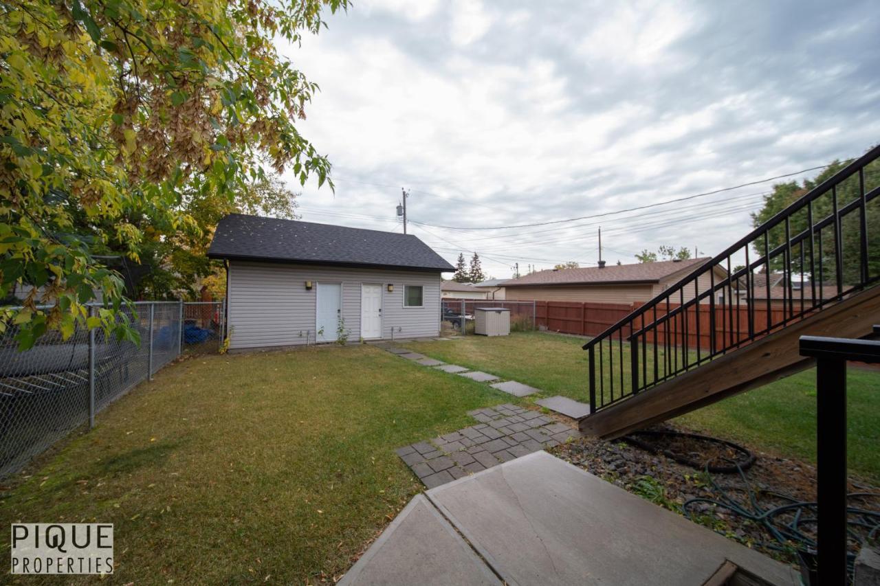 Executive Home - Long Stays Welcome - Garage Parking - Free Wifi & Netflix Edmonton Eksteriør billede