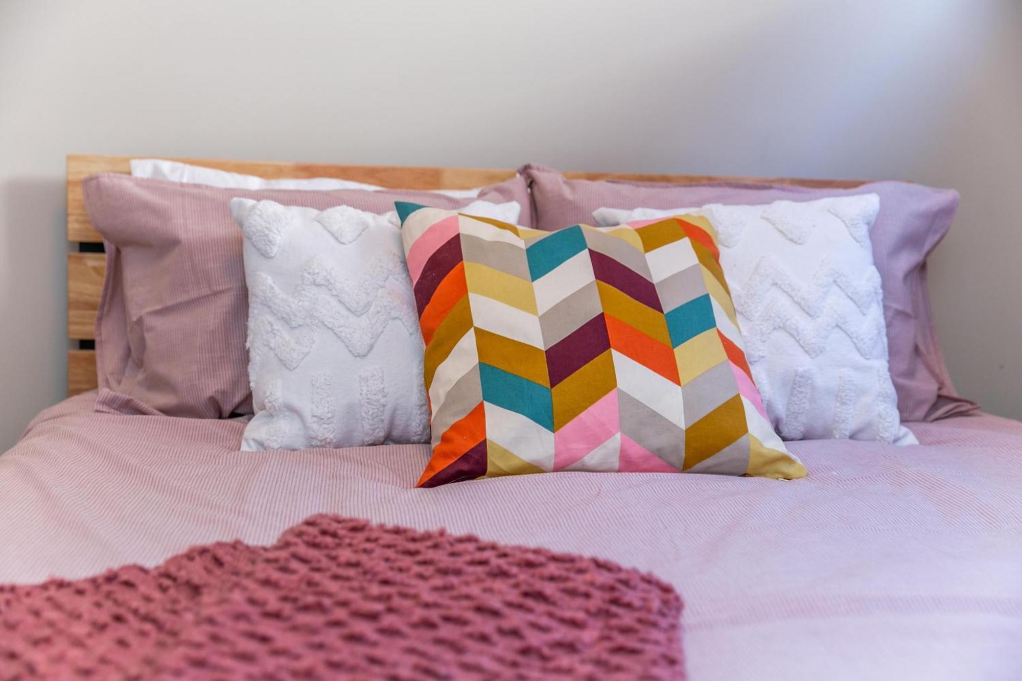 Executive Home - Long Stays Welcome - Garage Parking - Free Wifi & Netflix Edmonton Værelse billede