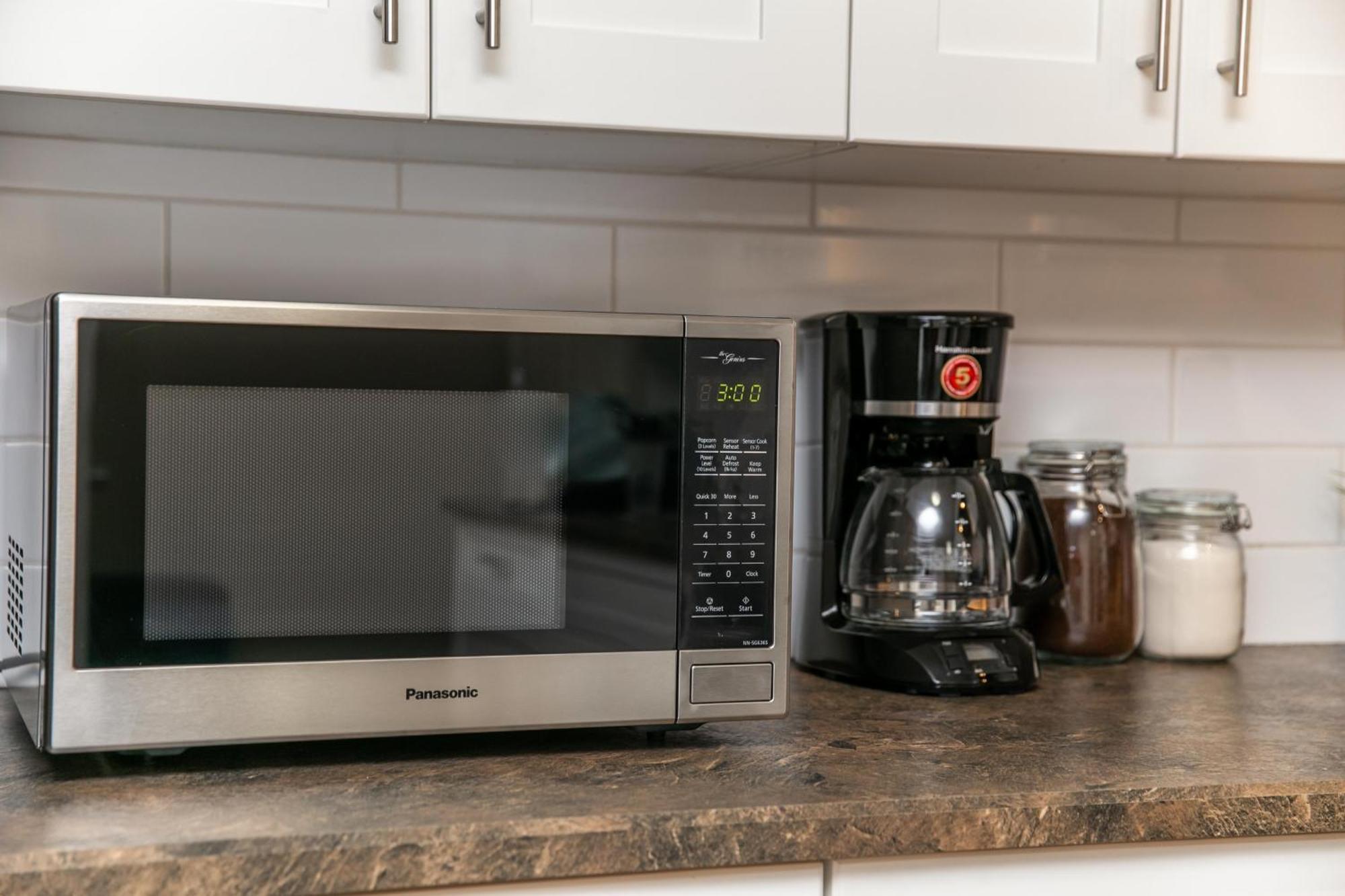 Executive Home - Long Stays Welcome - Garage Parking - Free Wifi & Netflix Edmonton Værelse billede