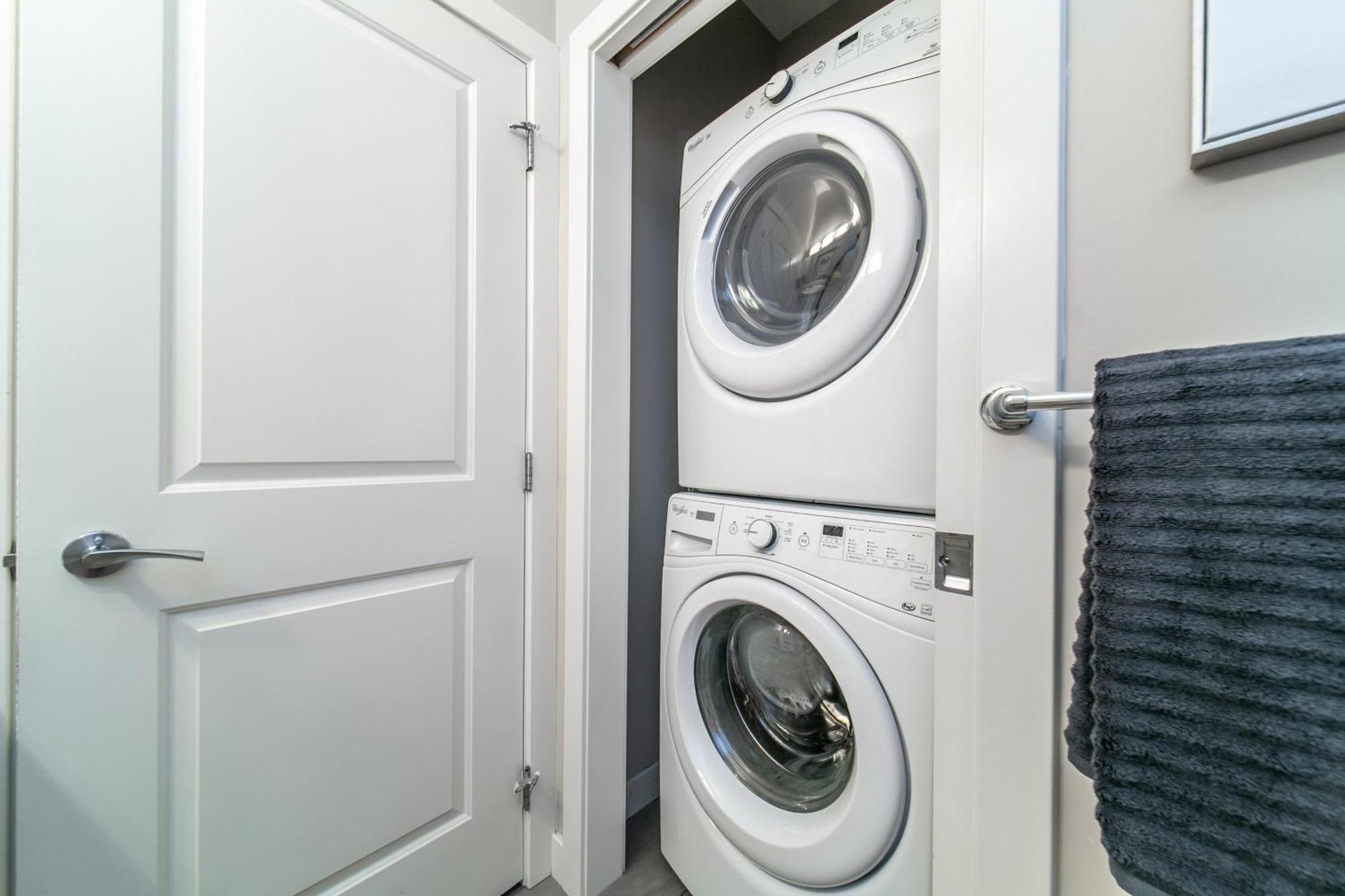 Executive Home - Long Stays Welcome - Garage Parking - Free Wifi & Netflix Edmonton Værelse billede