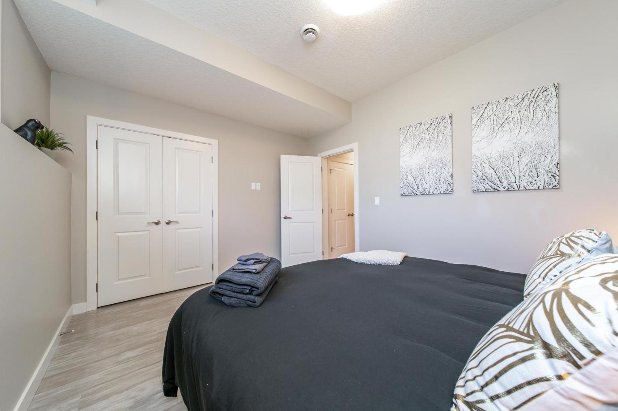 Executive Home - Long Stays Welcome - Garage Parking - Free Wifi & Netflix Edmonton Værelse billede