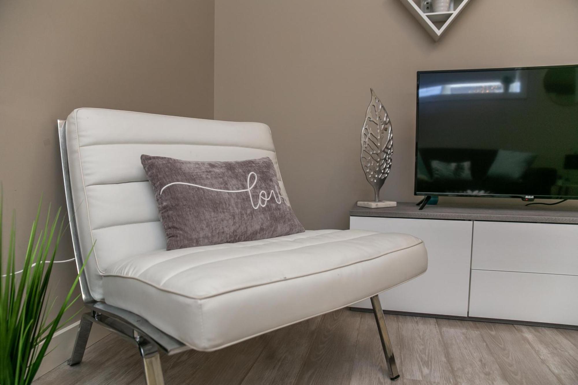 Executive Home - Long Stays Welcome - Garage Parking - Free Wifi & Netflix Edmonton Værelse billede