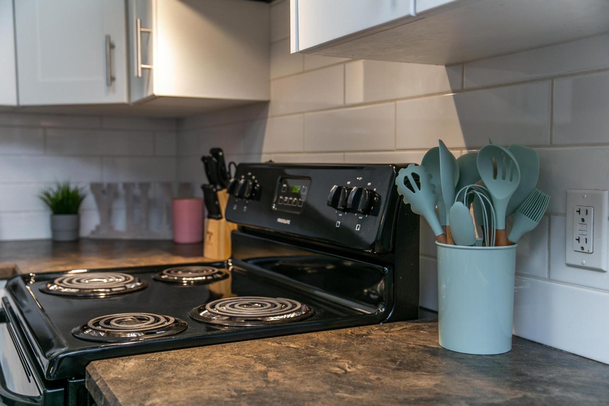 Executive Home - Long Stays Welcome - Garage Parking - Free Wifi & Netflix Edmonton Værelse billede
