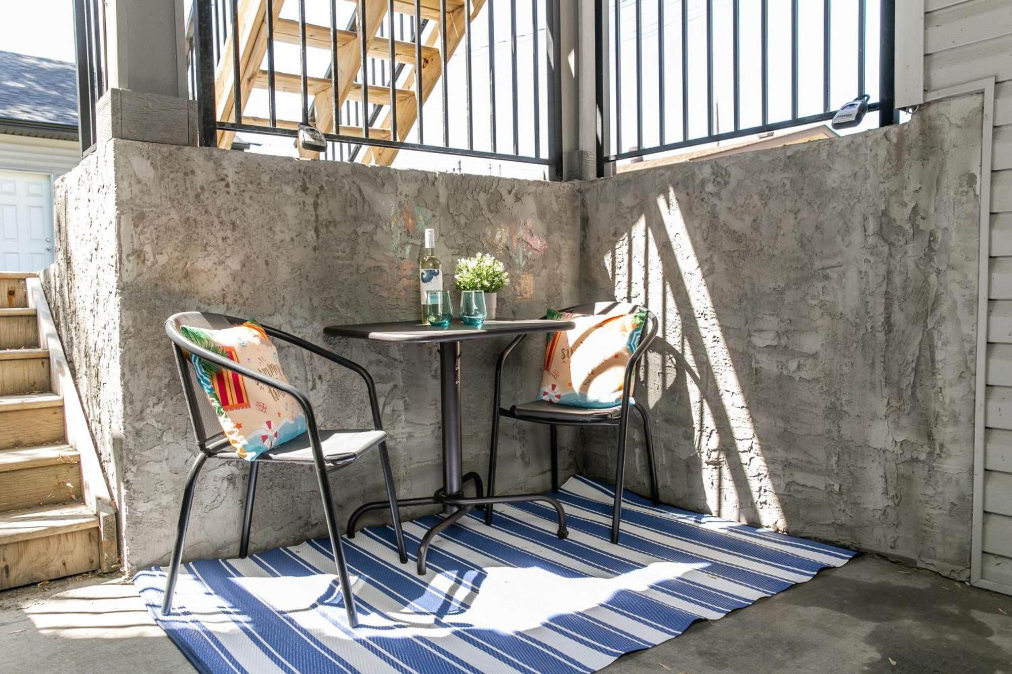 Executive Home - Long Stays Welcome - Garage Parking - Free Wifi & Netflix Edmonton Værelse billede