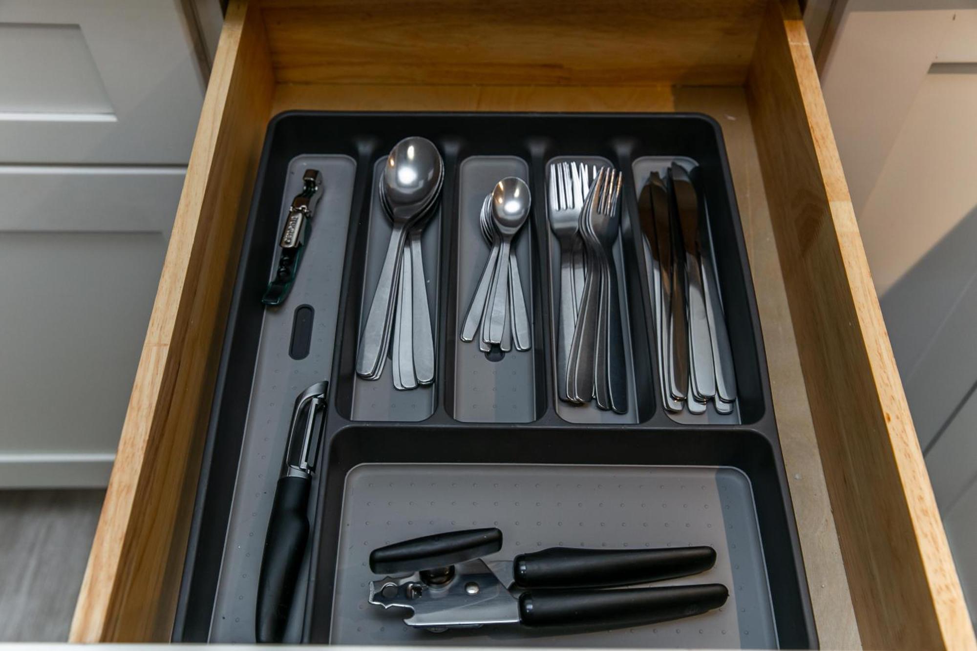 Executive Home - Long Stays Welcome - Garage Parking - Free Wifi & Netflix Edmonton Værelse billede