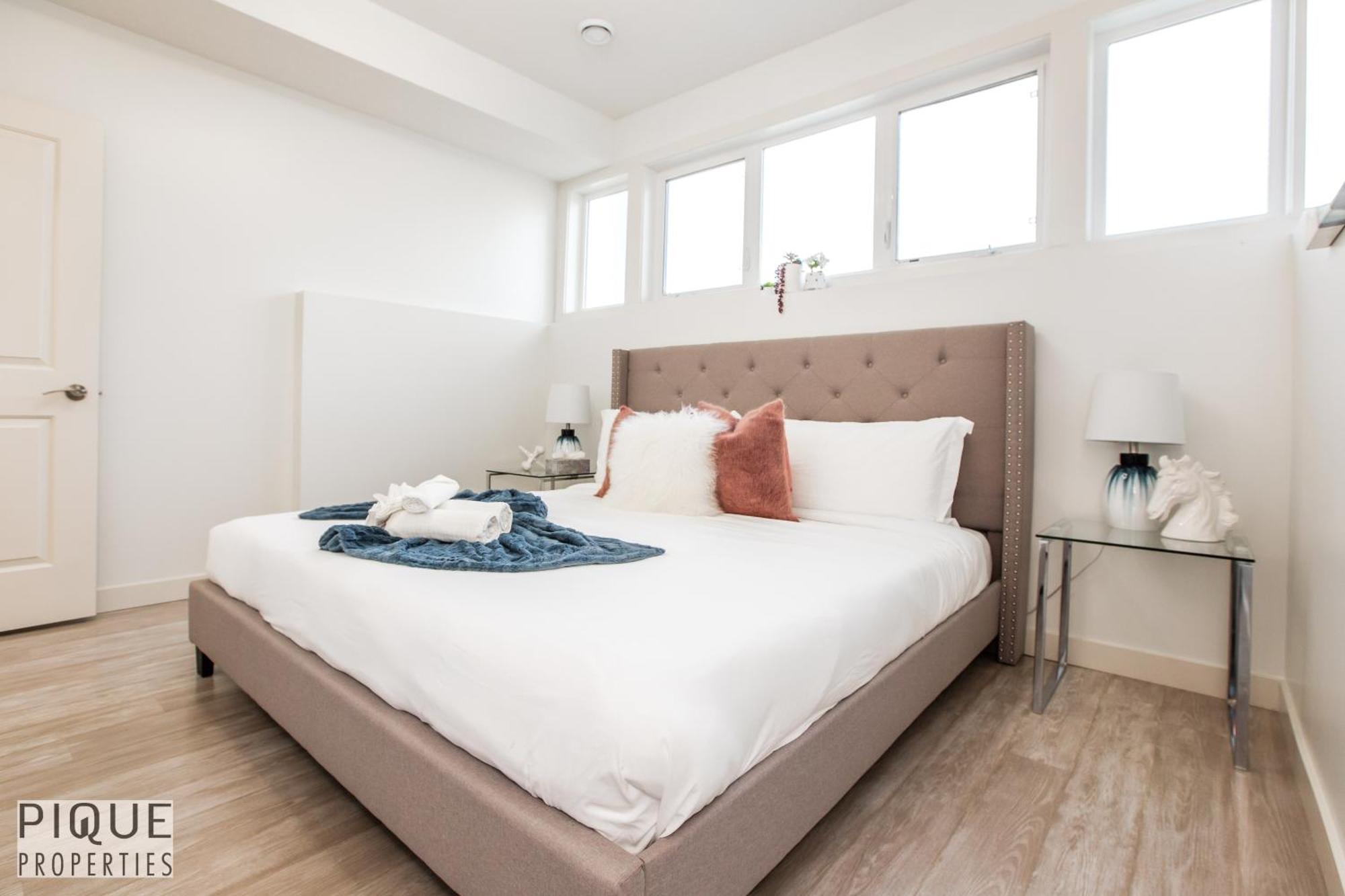 Executive Home - Long Stays Welcome - Garage Parking - Free Wifi & Netflix Edmonton Værelse billede