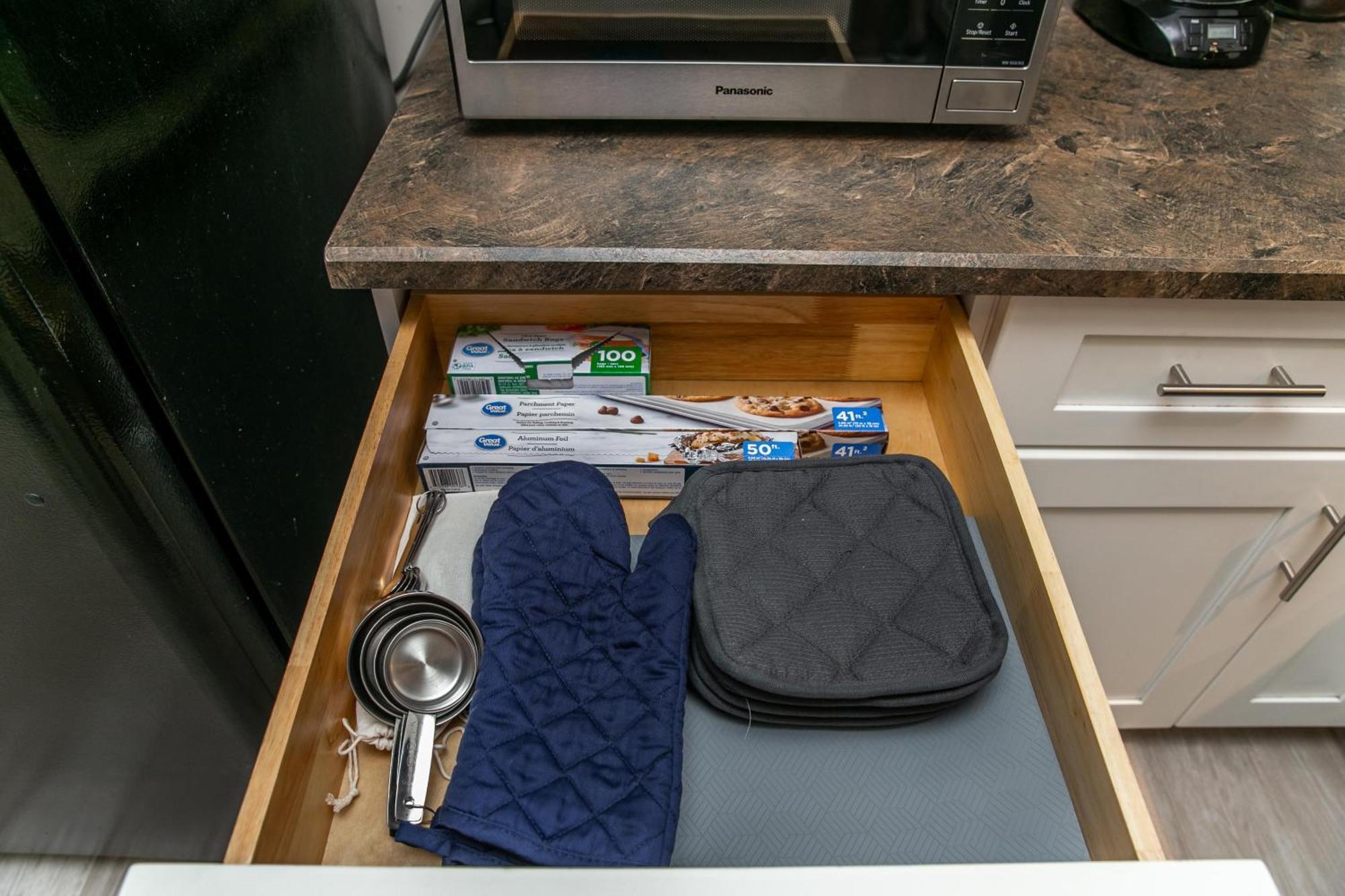 Executive Home - Long Stays Welcome - Garage Parking - Free Wifi & Netflix Edmonton Værelse billede