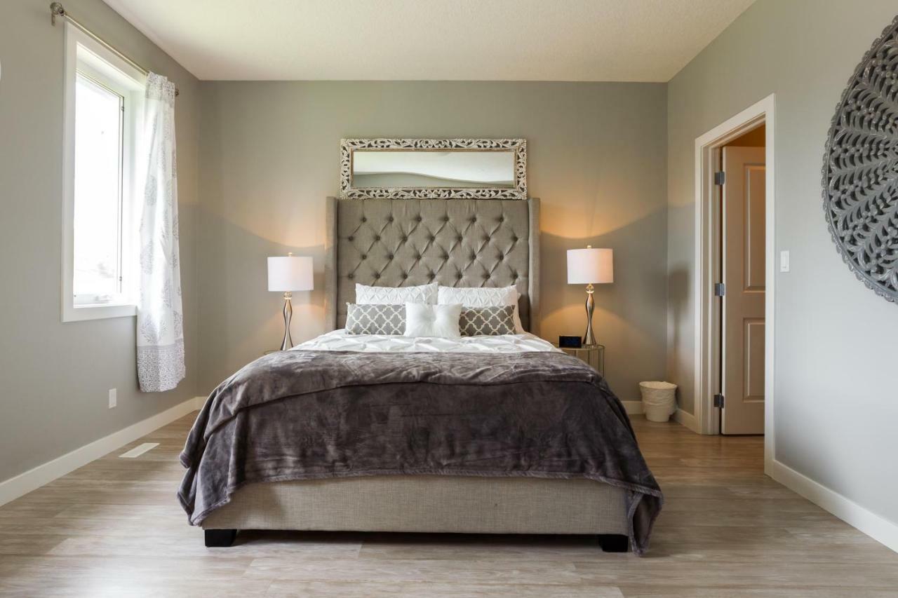Executive Home - Long Stays Welcome - Garage Parking - Free Wifi & Netflix Edmonton Eksteriør billede